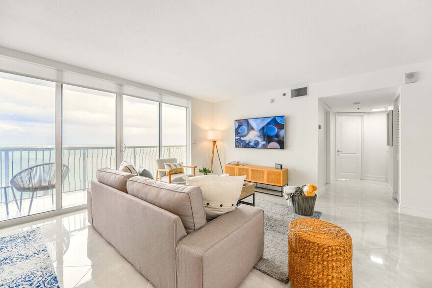 Building Photo - 1200 Brickell Bay Dr