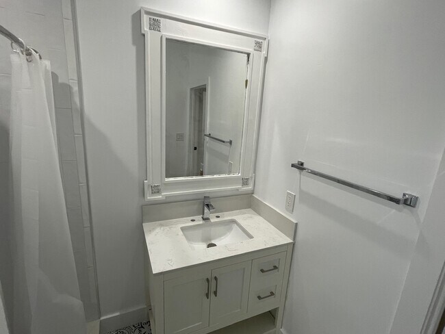 Building Photo - 961 W 42nd St