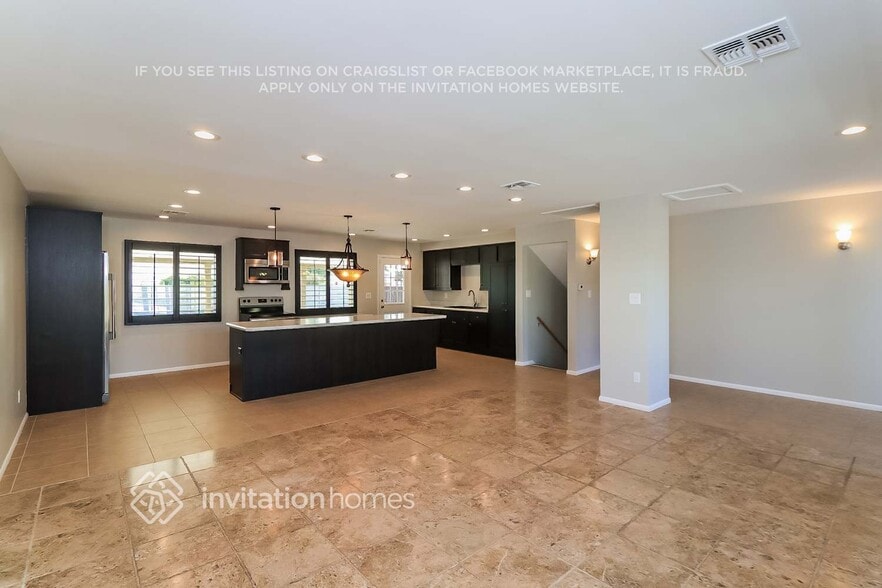 Building Photo - 213 E Carson Cir