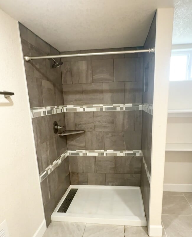 Building Photo - Renovated 1-Bedroom Apartment – Modern Tou...