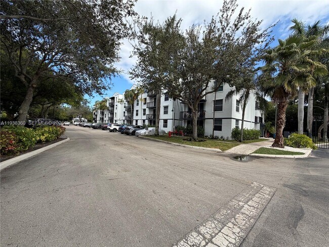 Building Photo - 649 E Sheridan St