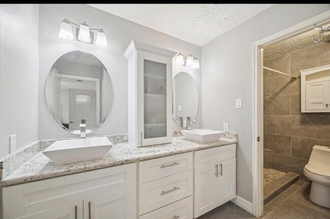 Building Photo - 16147 New Field Dr