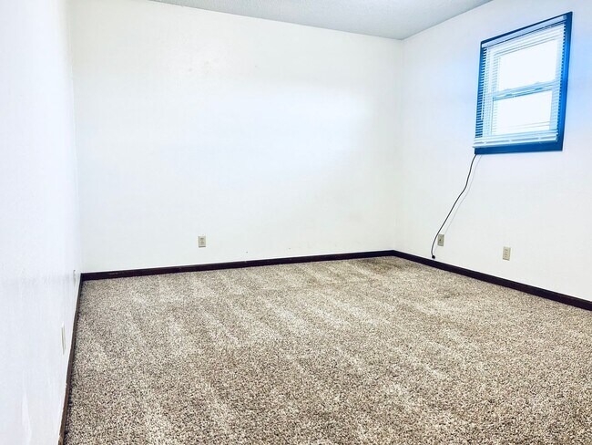 Building Photo - Roomy 2 Bdrm Apartment