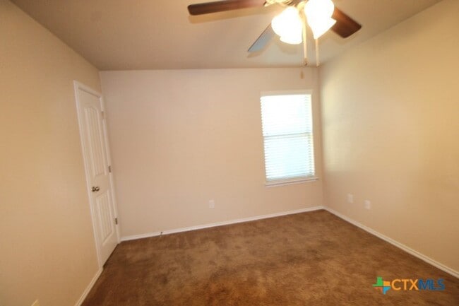 Building Photo - 917 Brookview Dr