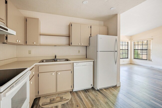 Building Photo - 1319 Shady Terrace