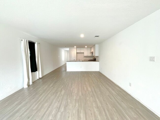 Building Photo - **APPLICATION RECEIVED** **MOVE IN SPECIAL** Beautiful 4BR/2BA Home with Fenced Yard & Garage!