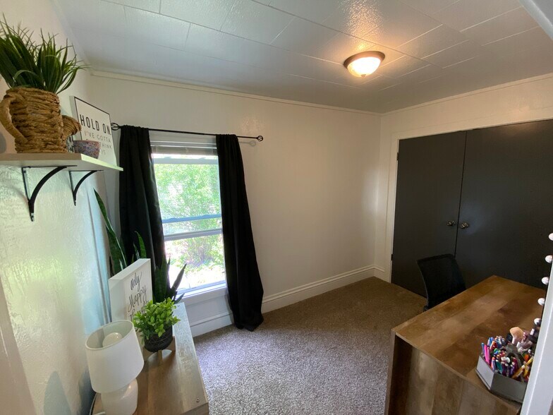 Small Bedroom/ Office - 410 Dakota St