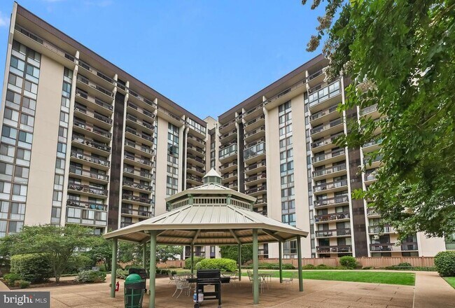 Building Photo - 5300 Holmes Ln