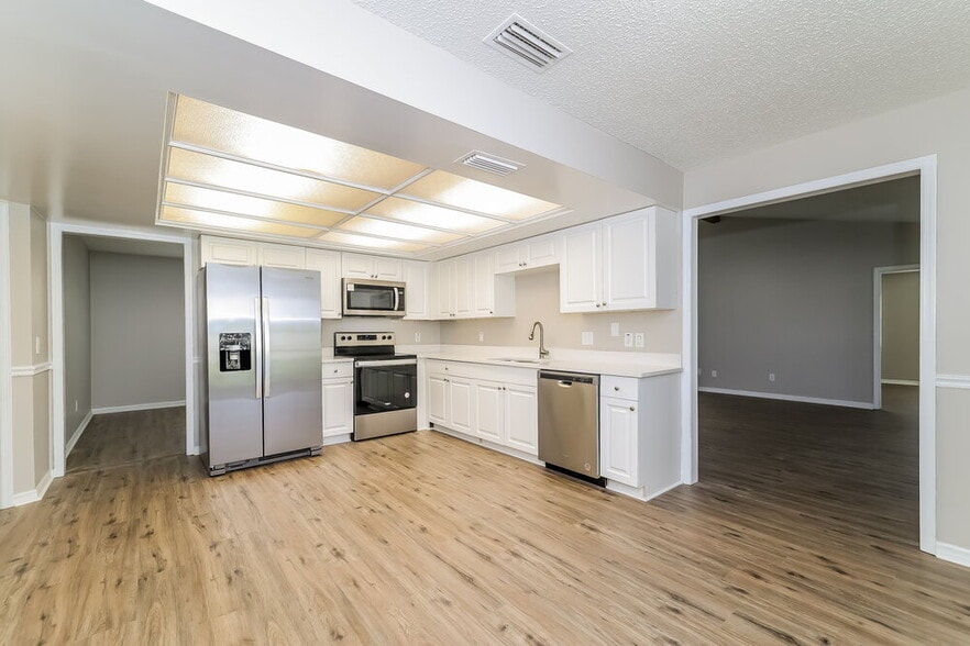 Building Photo - 206 College Grove Cir NE