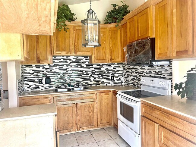 Building Photo - 8223 Woodland Willows Dr