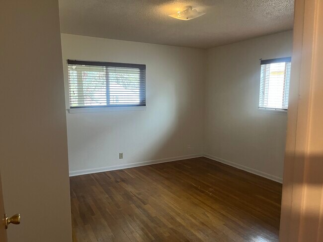 Front bedroom from hallway - 1013 Arizona Ave