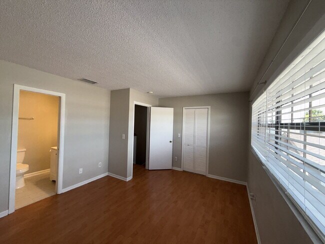 Building Photo - Perfectly located 2/2 townhome in Indialantic