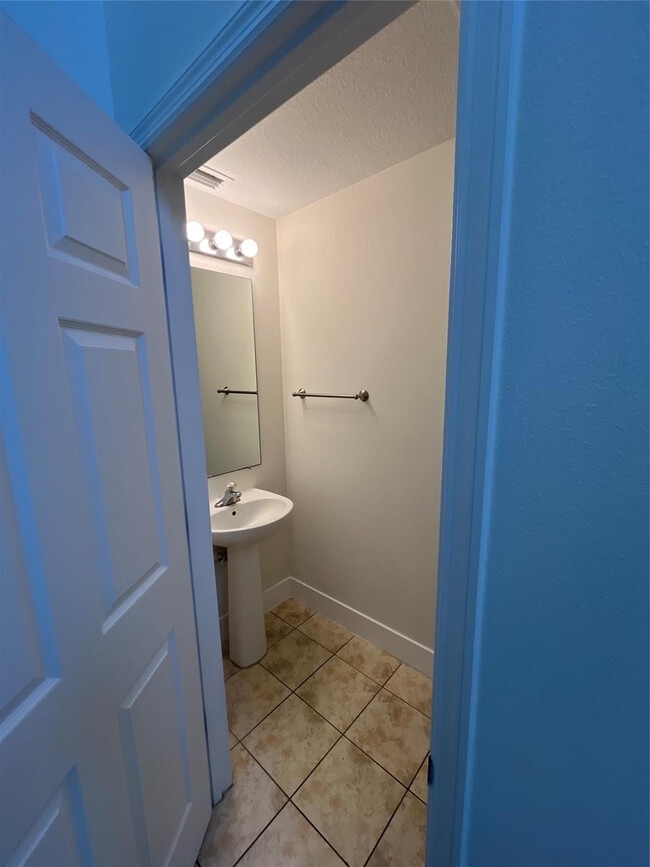 Building Photo - 5038 NW Coventry Cir