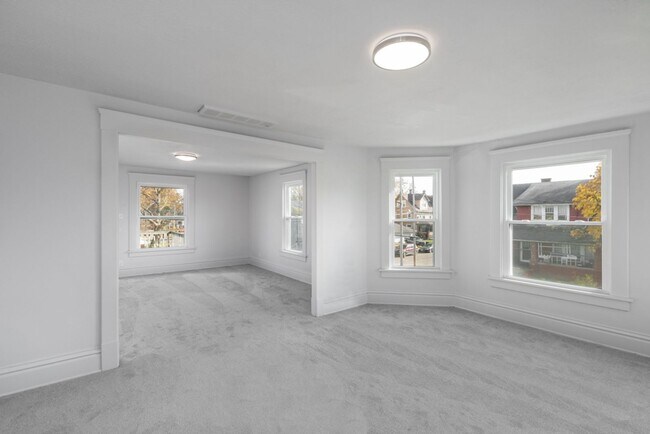 Building Photo - 205 W Cambridge St