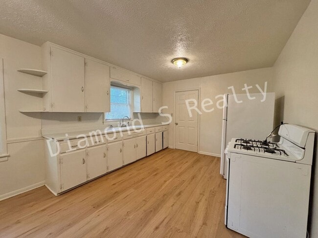 Building Photo - Cute 2 Bedroom Home Located Near Fort & Su...