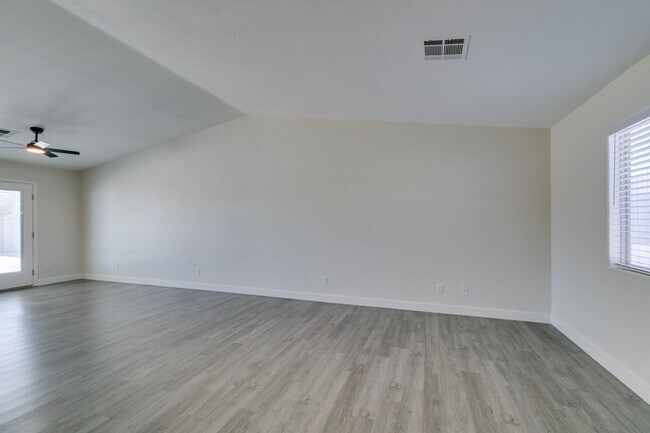 Building Photo - Charming Single-Story 3 bed Home with RV P...