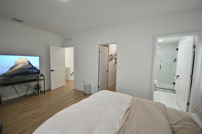 Building Photo - 13390 NW 2nd Ln