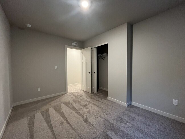 Building Photo - 3034 SW Linneman Dr