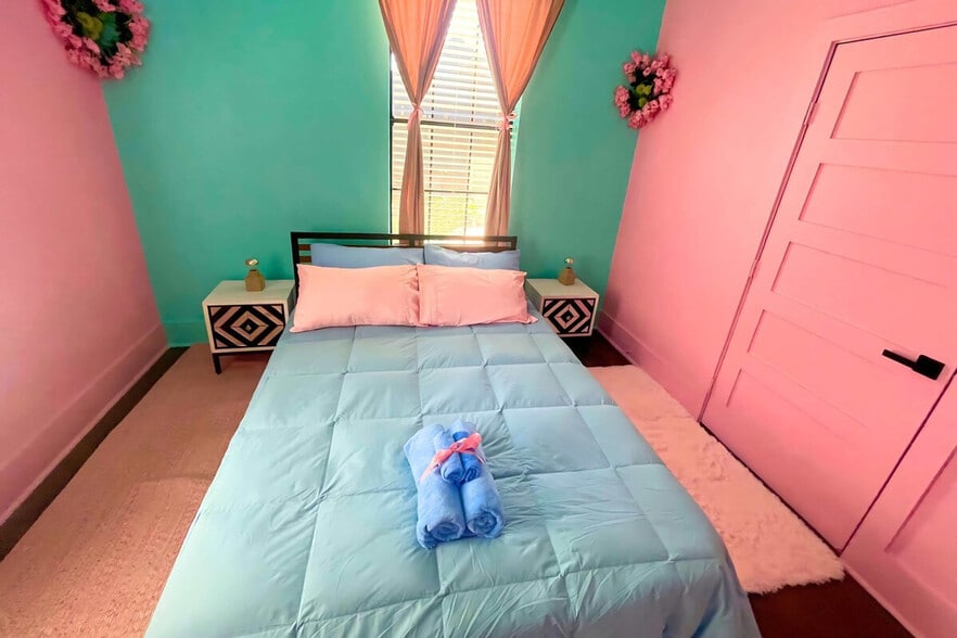 Building Photo - 2705 E 3rd St