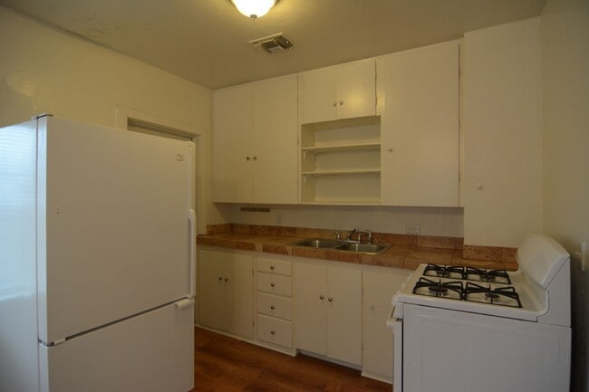 Building Photo - Charming 1 Bedroom 1 Bath! Central Tucson Location! Minutes from the UofA!