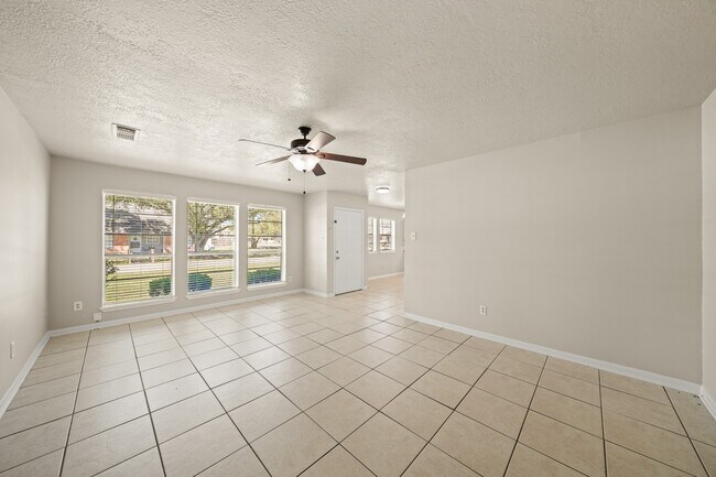Building Photo - 9731 Youngcrest Dr