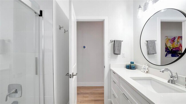 Building Photo - 306 E Clay Ave