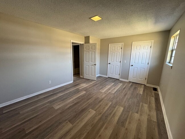 Building Photo - Townhouse in Murray