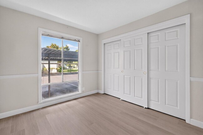Building Photo - Beautifully Updated 2BR Condo with New Appliances & Community Pool