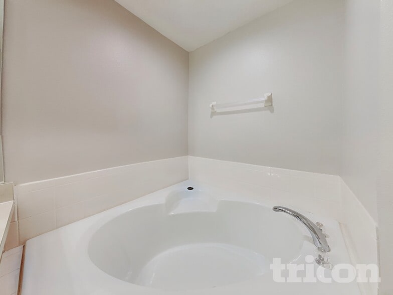 Building Photo - 910 Albertville Ct