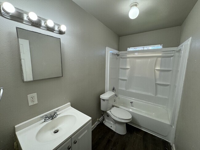 Building Photo - 2 Bedroom and 1 bathroom ready to move in