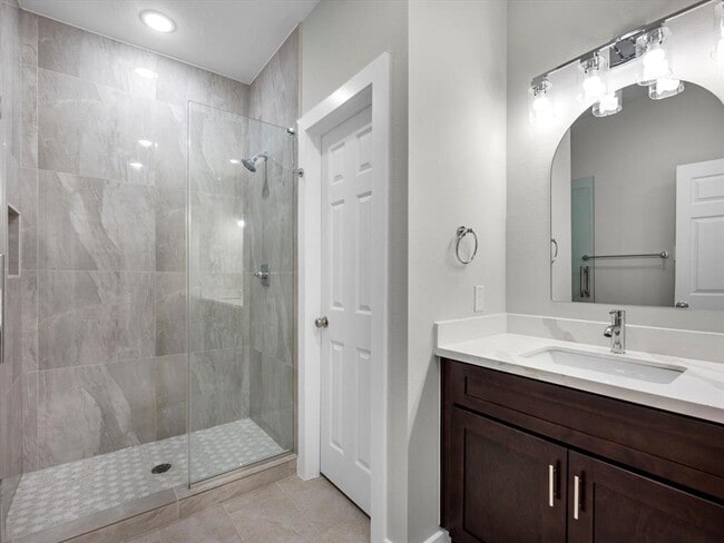 Building Photo - 5201 Kenilwood Dr