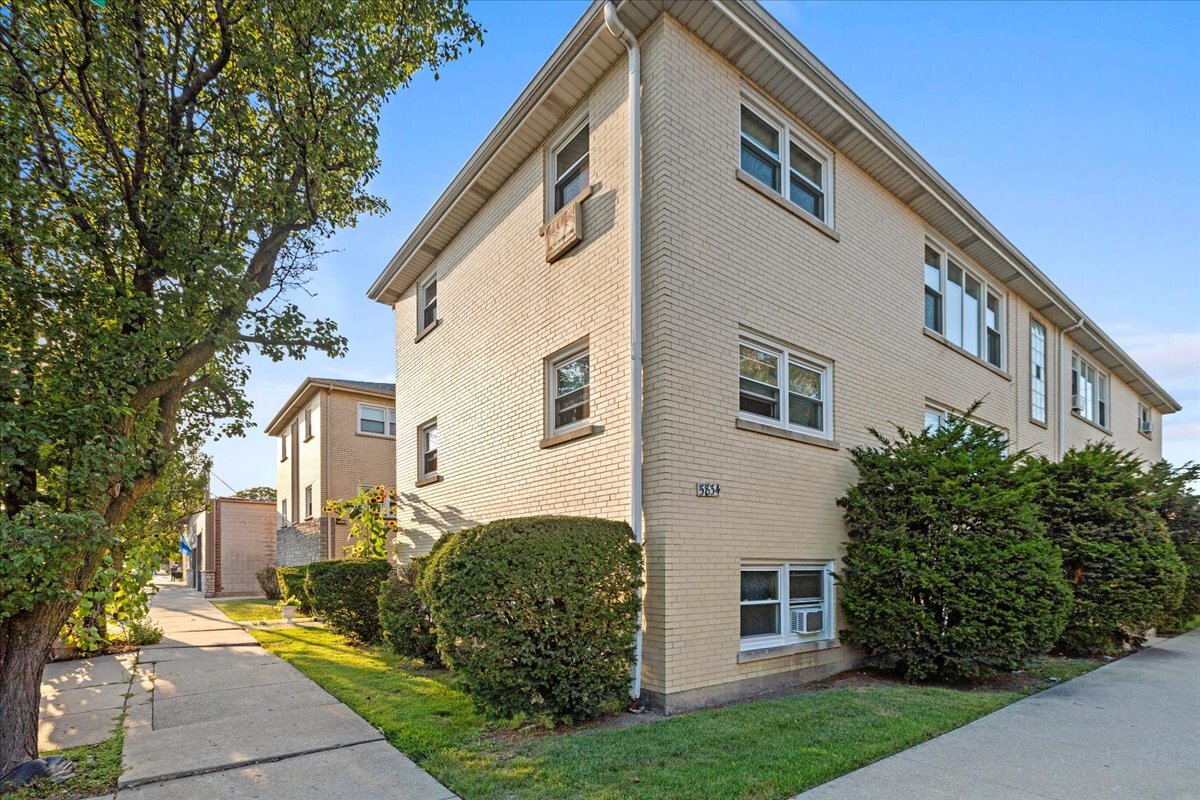 Building Photo - 5834 W Montrose Ave