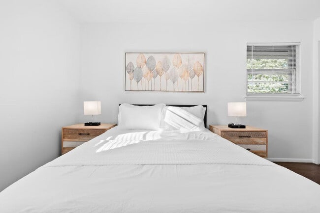 Building Photo - 814 Holiday Ave