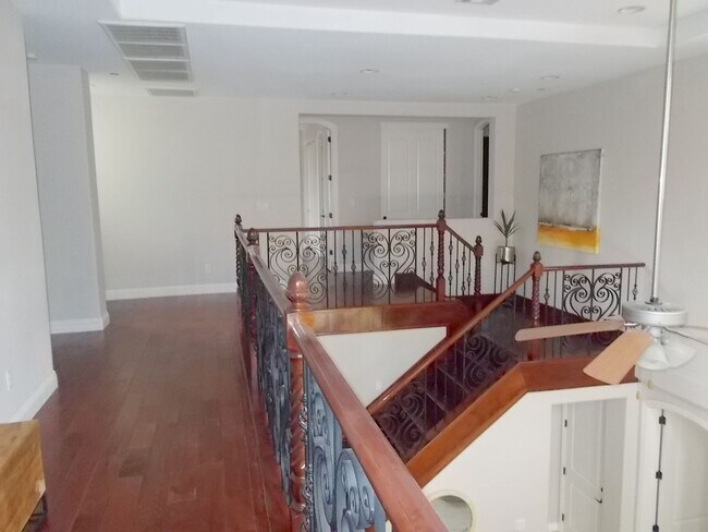 Building Photo - Spacious 4 Bed / 5 Bath Two-Story Home wit...