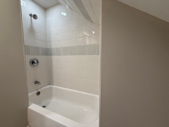 Building Photo - 337 Woodland Dr
