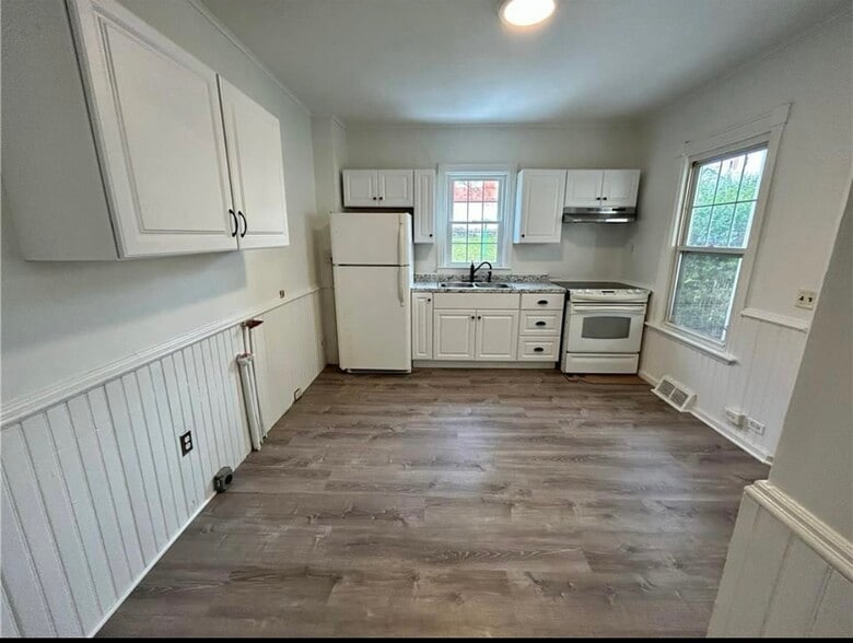 Building Photo - 407 William St