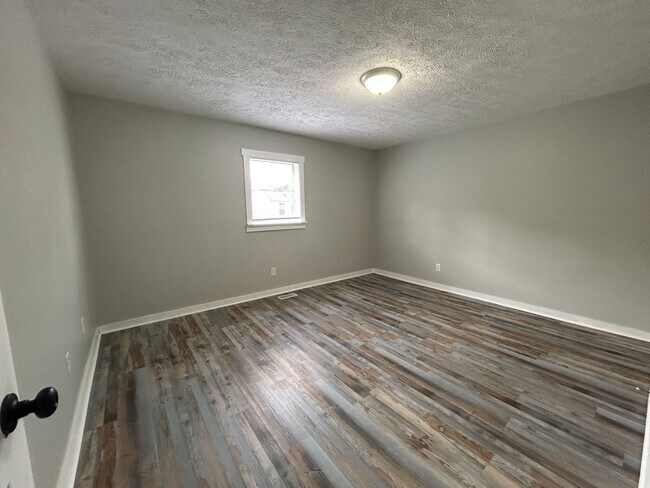 Building Photo - 642 N Elm St