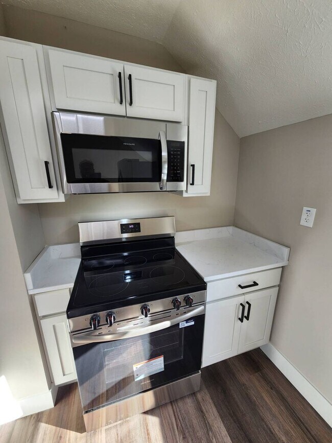 Building Photo - 1565 Hopkins Ave