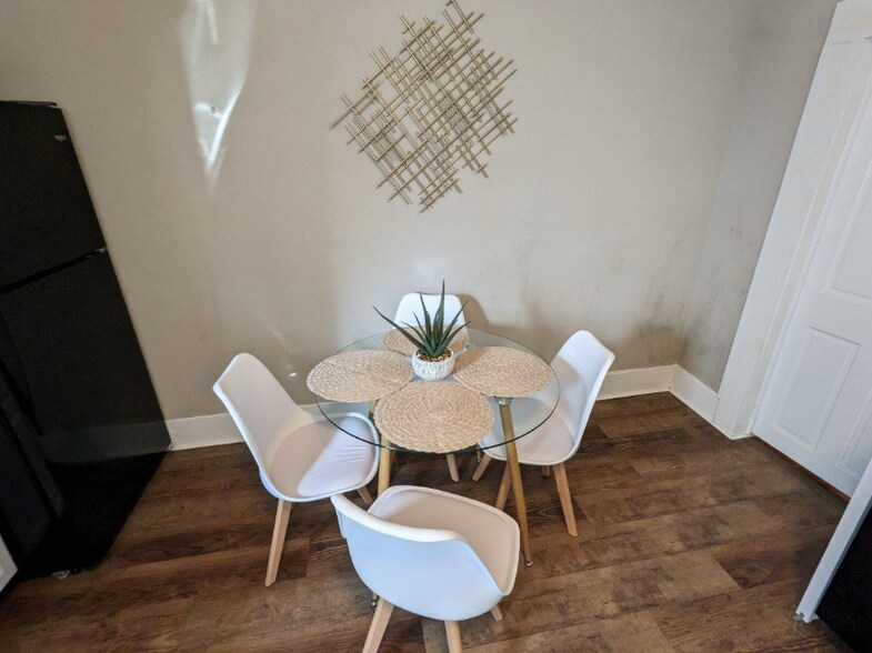 Building Photo - 902-904 W Locust St