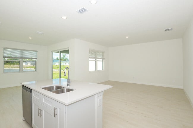 Building Photo - 6312 Cloverdale Ave