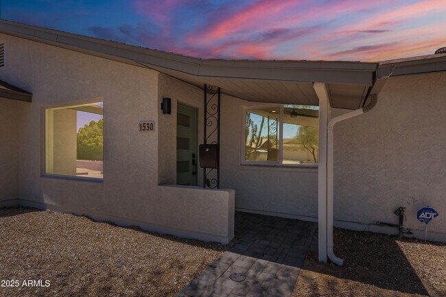 Building Photo - 1530 E Alameda Dr