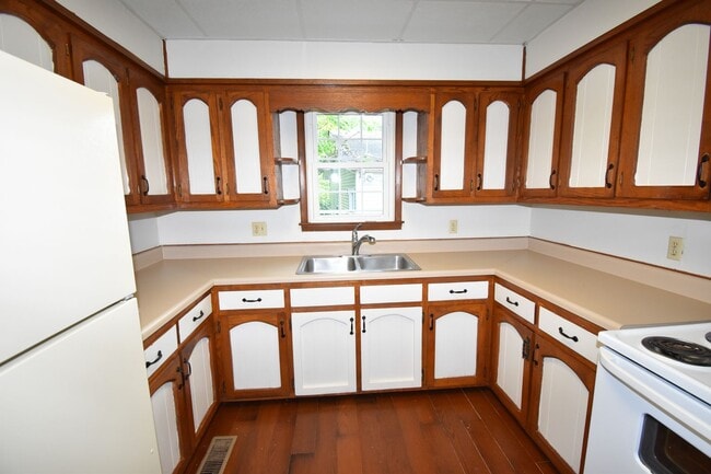 Building Photo - 2 Bedroom Home For Rent in The County!