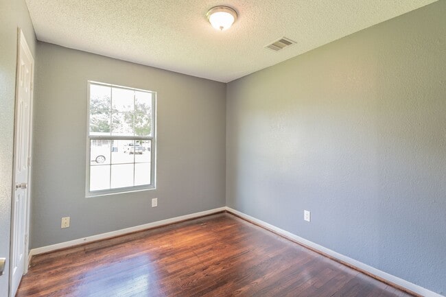 Building Photo - 5407 Thrush Dr