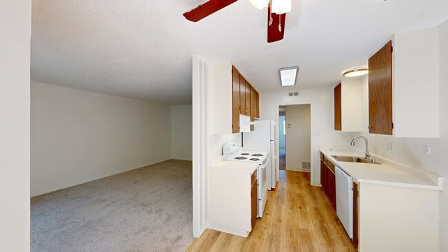 Building Photo - 821 Las Gallinas Ave
