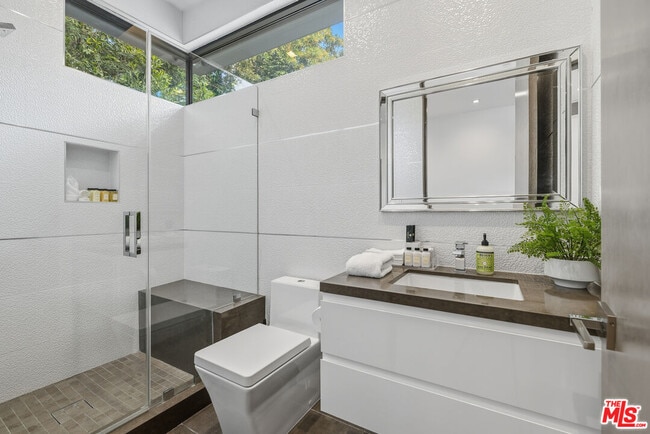 Building Photo - 5365 Vanalden Ave