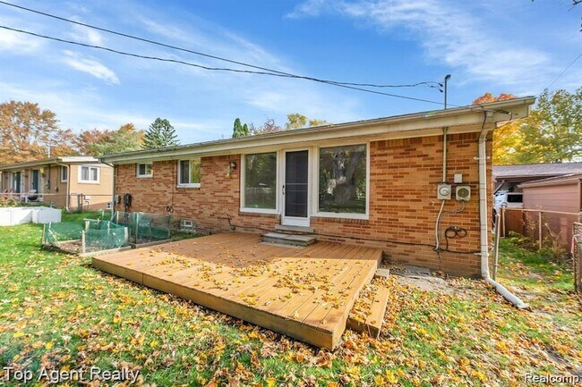 Building Photo - 881 Brooklawn Dr