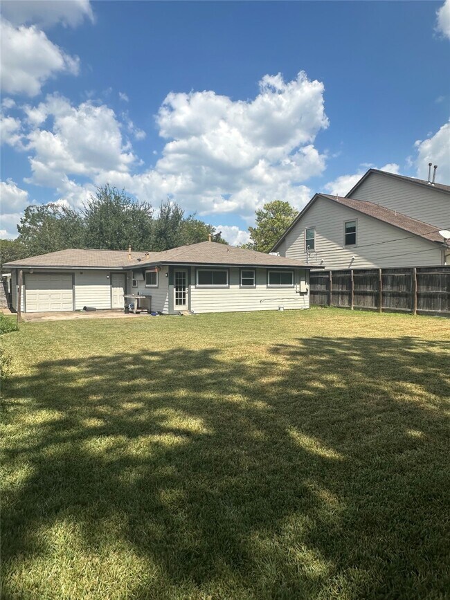 Building Photo - 5417 De Milo Dr