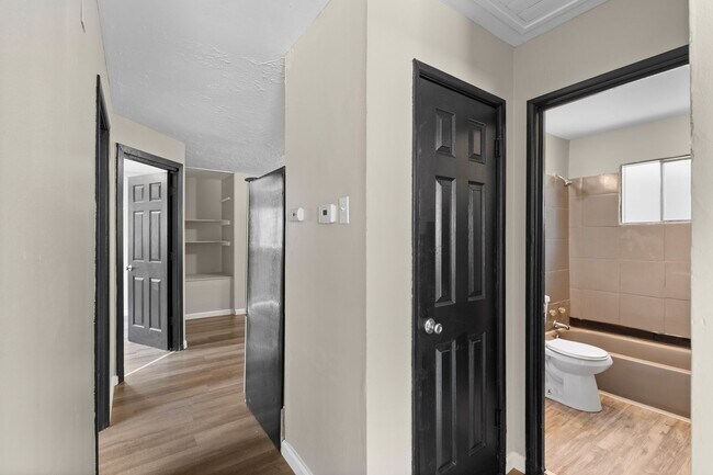 Building Photo - Charming 3-Bedroom Home with Fenced Yard a...