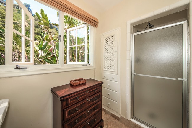 Building Photo - 1367 N Beverly Dr