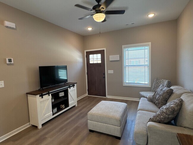 Building Photo - 404 Cedar Ln